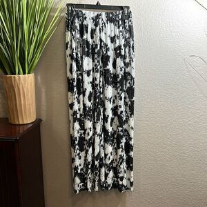 #331 boutique, wide leg, black and white splatter beachy pants size small ￼